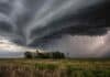 Pronóstico de tres días: tormentas, ráfagas y heladas en el centro del país Tormenta fuerte sobre un campo de la región pampeana, con nube de frente, cortina de lluvia, ráfagas de viento y relámpago a la derecha.
