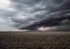 Pronóstico agropecuario: heladas en el centro y lluvias en el NEA hasta el jueves Tormenta de invierno con nubes oscuras y relámpagos sobre un campo de rastrojo en la llanura pampeana argentina.