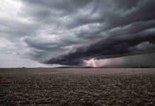 Pronóstico agropecuario: heladas en el centro y lluvias en el NEA hasta el jueves Tormenta de invierno con nubes oscuras y relámpagos sobre un campo de rastrojo en la llanura pampeana argentina.