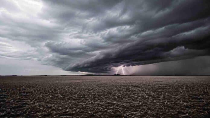 Tormenta de invierno con nubes oscuras y relámpagos sobre un campo de rastrojo en la llanura pampeana argentina.