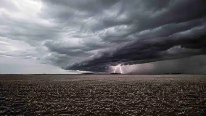 Tormenta de invierno con nubes oscuras y relámpagos sobre un campo de rastrojo en la llanura pampeana argentina.