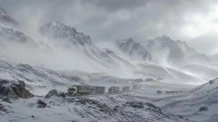 tormenta-nieve-cordillera-camiones-varados-mendoza-san-juan Tormenta de nieve en la Cordillera de los Andes entre Mendoza y San Juan, con una fila de camiones detenidos por el temporal y un arriero con hacienda a la distancia.
