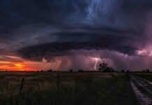 El mal tiempo alcanza al NEA, Cuyo y la Patagonia con múltiples alertas Tormenta severa con fuertes relámpagos y cortina de lluvia sobre un campo al anochecer.