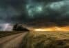 Tormentas fuertes, granizo y lluvias intensas en el NEA Frente de tormenta severa con relámpago sobre un campo de trigo y un camino rural en Argentina.