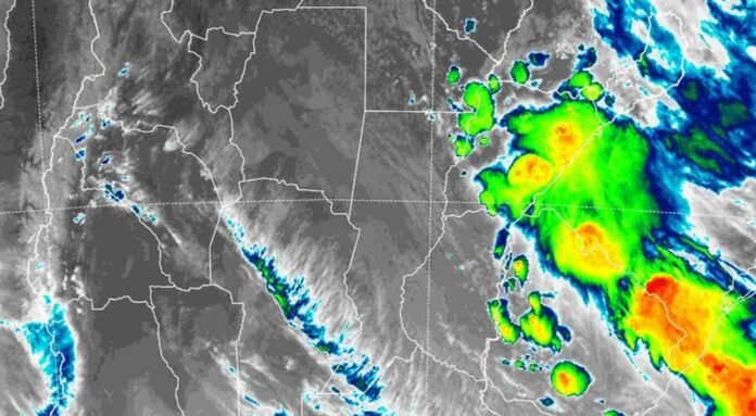 tormentas-fuertes-corrientes-chaco-santa-fe-ruralnet Imagen satelital de tormentas fuertes sobre Corrientes, Chaco y el norte de Santa Fe, con núcleos intensos de lluvia y posible granizo.