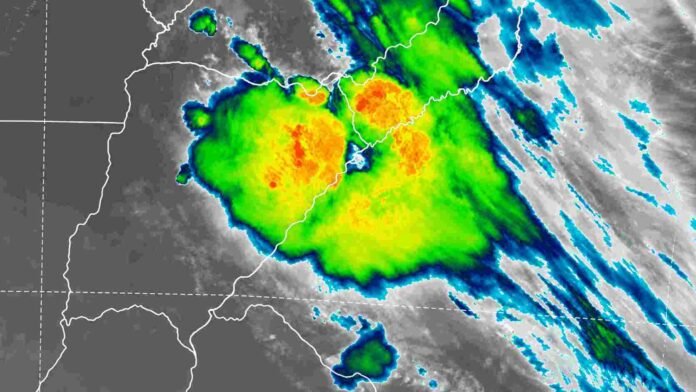 Imagen satelital de un núcleo de tormentas fuertes sobre el nordeste de Corrientes, con lluvias intensas y posible caída de granizo.