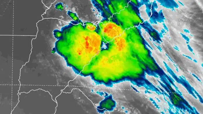 Imagen satelital de un núcleo de tormentas fuertes sobre el nordeste de Corrientes, con lluvias intensas y posible caída de granizo.