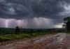 Tormentas con granizo, 60 cm de nieve y ráfagas de 120 km/h: dónde rigen las alertas ormenta fuerte con intensa lluvia, relámpagos y granizo sobre un paisaje rural del norte de Misiones.