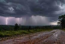 Tormentas con granizo, 60 cm de nieve y ráfagas de 120 km/h: dónde rigen las alertas ormenta fuerte con intensa lluvia, relámpagos y granizo sobre un paisaje rural del norte de Misiones.