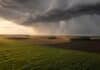 Dónde habrá tormentas del jueves 27 al sábado 29 Frente de tormenta con una cortina de lluvia avanzando sobre lotes agrícolas del centro de la Argentina