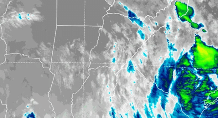 tormentas-misiones-imagen-satelital-agosto-2026 Imagen satelital de tormentas sobre Misiones y el noreste argentino, con núcleos de fuerte desarrollo nuboso.