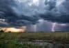 Avanzan las tormentas en Santa Fe, llegan lluvias a Córdoba y vuelven las heladas en la región pampeana Tormenta con lluvias intensas y relámpagos avanzando sobre un campo agrícola de la región pampeana.