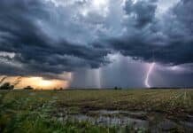 Avanzan las tormentas en Santa Fe, llegan lluvias a Córdoba y vuelven las heladas en la región pampeana Tormenta con lluvias intensas y relámpagos avanzando sobre un campo agrícola de la región pampeana.