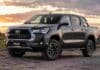 Pickups en la Argentina: precios de todos los modelos y cuál es la más económica Pick up Toyota Hilux estacionada en un entorno rural al atardecer, con campos y cielo parcialmente nublado de fondo.