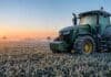 Llega una ola de frío con heladas generalizadas al campo este fin de semana Tractor agrícola cubierto de escarcha junto a un lote con helada al amanecer en la región pampeana argentina
