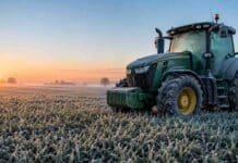 Llega una ola de frío con heladas generalizadas al campo este fin de semana Tractor agrícola cubierto de escarcha junto a un lote con helada al amanecer en la región pampeana argentina