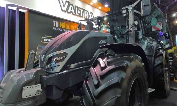 tractor valtra en Aapresid 2026- Tractor Valtra exhibido en el stand de la marca durante el Congreso Aapresid 2026, con foco en su diseño y tecnología para trabajos agrícolas de alta potencia.