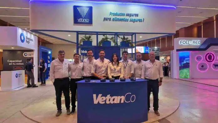 Equipo de Vetanco en su stand institucional durante el SIRAC 2026 en Córdoba, encuentro vinculado con sanidad y reproducción bovina.