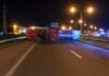 Volcó un camión con ganado en Circunvalación de Rosario y detuvieron a cinco personas por faenar vacas Camión jaula volcado sobre una ruta durante la noche, con presencia de vehículos de emergencia en el lugar.