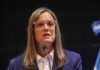 Federación Agraria pidió que las retenciones “tengan un fin por ley” y ratificó su rechazo a UPOV-91 Andrea Sarnari, presidenta de Federación Agraria Argentina, durante una exposición institucional ante un micrófono.