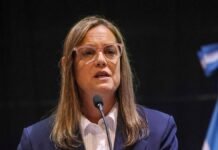 Federación Agraria pidió que las retenciones “tengan un fin por ley” y ratificó su rechazo a UPOV-91 Andrea Sarnari, presidenta de Federación Agraria Argentina, durante una exposición institucional ante un micrófono.