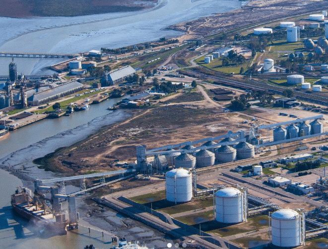 Louis Dreyfus Vista aérea del complejo agroindustrial y portuario de Louis Dreyfus Company en Bahía Blanca, donde se proyecta una nueva planta para procesar soja y girasol.