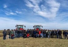 Massey Ferguson llevó sus nuevos tractores al campo: pruebas con productores en cinco provincias Productores, contratistas y representantes de Massey Ferguson durante una jornada de demostración de los nuevos tractores MF 7S y MF 3700.