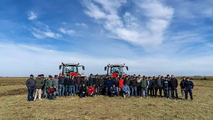Productores, contratistas y representantes de Massey Ferguson durante una jornada de demostración de los nuevos tractores MF 7S y MF 3700.