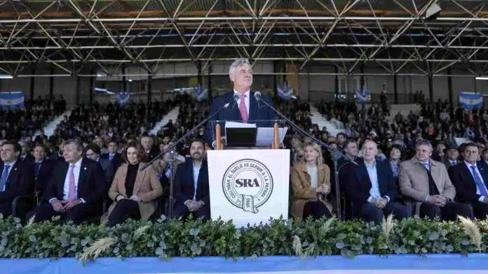 acto-sociedad-rural-argentina-discurso Discurso durante un acto de la Sociedad Rural Argentina, con autoridades y público presentes en el escenario principal.