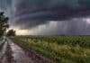 El tiempo se agrava en cuatro provincias: tormentas severas, granizo y ráfagas de 100 km/h Tormenta severa con lluvias intensas, viento fuerte y actividad eléctrica sobre una zona rural bajo alerta naranja.