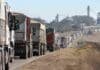 10.000 camiones por día y 54 millones de toneladas guardadas: la logística de granos trabaja al límite Larga fila de camiones con granos rumbo a una terminal portuaria, en una escena que refleja la presión logística de la cosecha récord en Argentina.