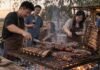Argentina tiene una ventana excepcional para vender carne a China Personas chinas preparando un asado al estilo argentino con distintos cortes de carne vacuna cocinándose sobre una parrilla.