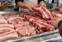 La brecha entre el cerdo y la carne vacuna se amplía: diferencias de hasta 192% en carnicerías Mostrador de carnicería con cortes de carne vacuna y porcina, en una escena que refleja la comparación de precios entre ambas proteínas.
