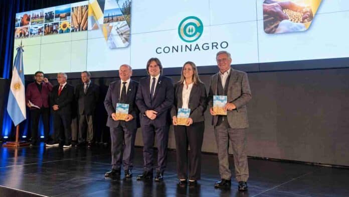 Dirigentes del sector agropecuario durante la conmemoración de los 70 años de Coninagro, en un acto institucional realizado en Buenos Aires.