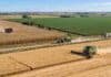 La soja lidera de nuevo: US$22.000 millones de los US$42.200 millones que proyecta la BCR para la próxima campaña Vista aérea de una gran cosecha en campos argentinos, con cosechadoras y camiones trabajando entre lotes de trigo, maíz y soja durante la campaña 2026/27.