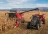 El maíz fue el principal motor de las exportaciones de Córdoba Cosecha de maíz en Córdoba con cosechadora Massey Ferguson descargando granos en una tolva Ascanelli tirada por un tractor Valtra, con las Sierras de Córdoba al fondo.