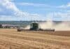 La soja ganaría superficie y la chicharrita condiciona al maíz en 2026/27 Cosechadora trabajando en un lote de soja durante la recolección, con una nube de polvo detrás de la máquina.