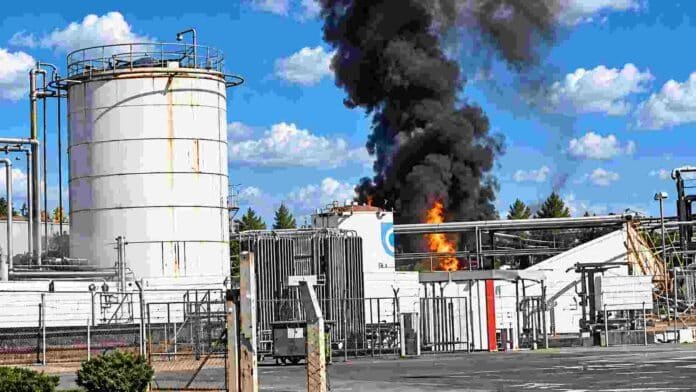 explosion-planta-biodiesel-santa-fe-incendio Incendio y columna de humo negro en una planta industrial de biodiésel, en una imagen que ilustra la explosión ocurrida en Puerto General San Martín, Santa Fe.