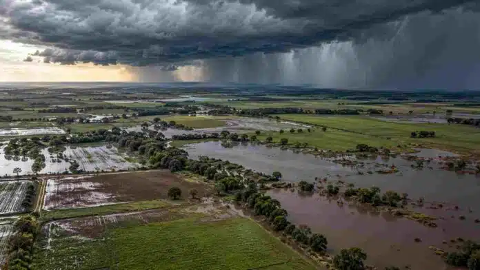 Campos agrícolas anegados bajo lluvias intensas asociadas al fenómeno El Niño, con tormentas sobre una zona productiva de Argentina.