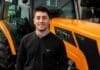 Valtra refuerza su ofensiva comercial en Hispanoamérica con Rodrigo Fernández Ejecutivo de Valtra posa frente a un tractor naranja de la marca durante una exposición agropecuaria.