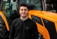 Valtra refuerza su ofensiva comercial en Hispanoamérica con Rodrigo Fernández Ejecutivo de Valtra posa frente a un tractor naranja de la marca durante una exposición agropecuaria.
