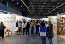 La Rural despliega una agenda récord en septiembre con ferias, gastronomía, tecnología y turismo Visitantes recorren una feria con stands de arte, diseño y productos creativos en el predio de La Rural de Buenos Aires.