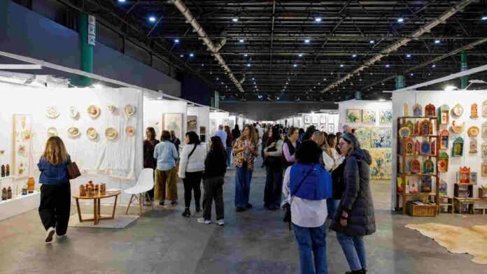 feria-eventos-la-rural-buenos-aires Visitantes recorren una feria con stands de arte, diseño y productos creativos en el predio de La Rural de Buenos Aires.