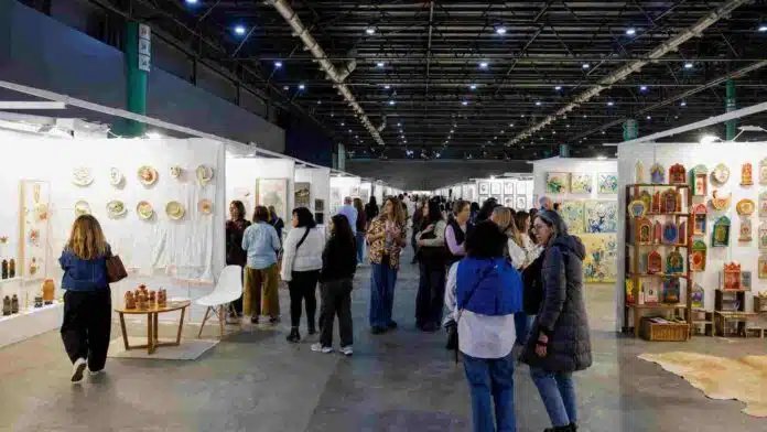 feria-eventos-la-rural-buenos-aires Visitantes recorren una feria con stands de arte, diseño y productos creativos en el predio de La Rural de Buenos Aires.