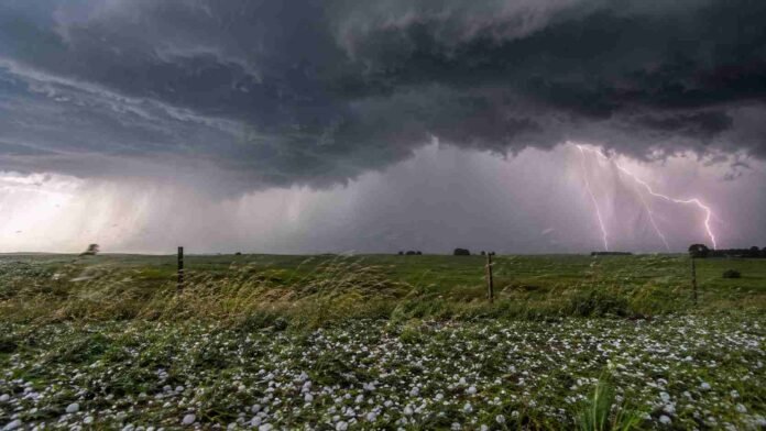 Tormenta con granizo, lluvias intensas y actividad eléctrica sobre un campo del sudeste bonaerense.