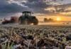 Heladas de hasta -3 °C y fuerte cambio térmico: el pronóstico para cada región productiva Tractor trabajando sobre un lote con heladas al amanecer, en medio de un marcado cambio térmico en la región productiva argentina.