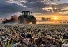 Heladas de hasta -3 °C y fuerte cambio térmico: el pronóstico para cada región productiva Tractor trabajando sobre un lote con heladas al amanecer, en medio de un marcado cambio térmico en la región productiva argentina.