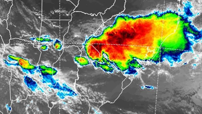 Imagen satelital con nubosidad de gran desarrollo sobre el noreste argentino y países limítrofes