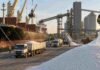 Llegan 200.000 toneladas de urea para el maíz 2026/27, aunque el precio empieza a subir Descarga de urea importada en una terminal portuaria argentina, con buque granelero, camiones y fertilizante destinado a la campaña de maíz 2026/27.