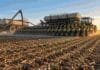 El maíz desplazó a la soja y llevó la inversión agrícola a US$ 14.747 millones Sembradora de gran porte y carro de insumos trabajando en la implantación de un cultivo, en una escena que representa la inversión agrícola de la campaña 2025/26.